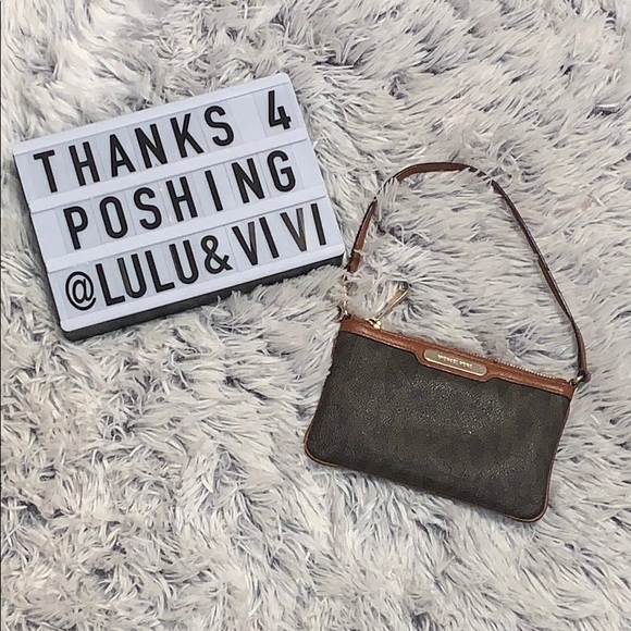 MICHAEL KORS wristlet - Picture 2 of 9